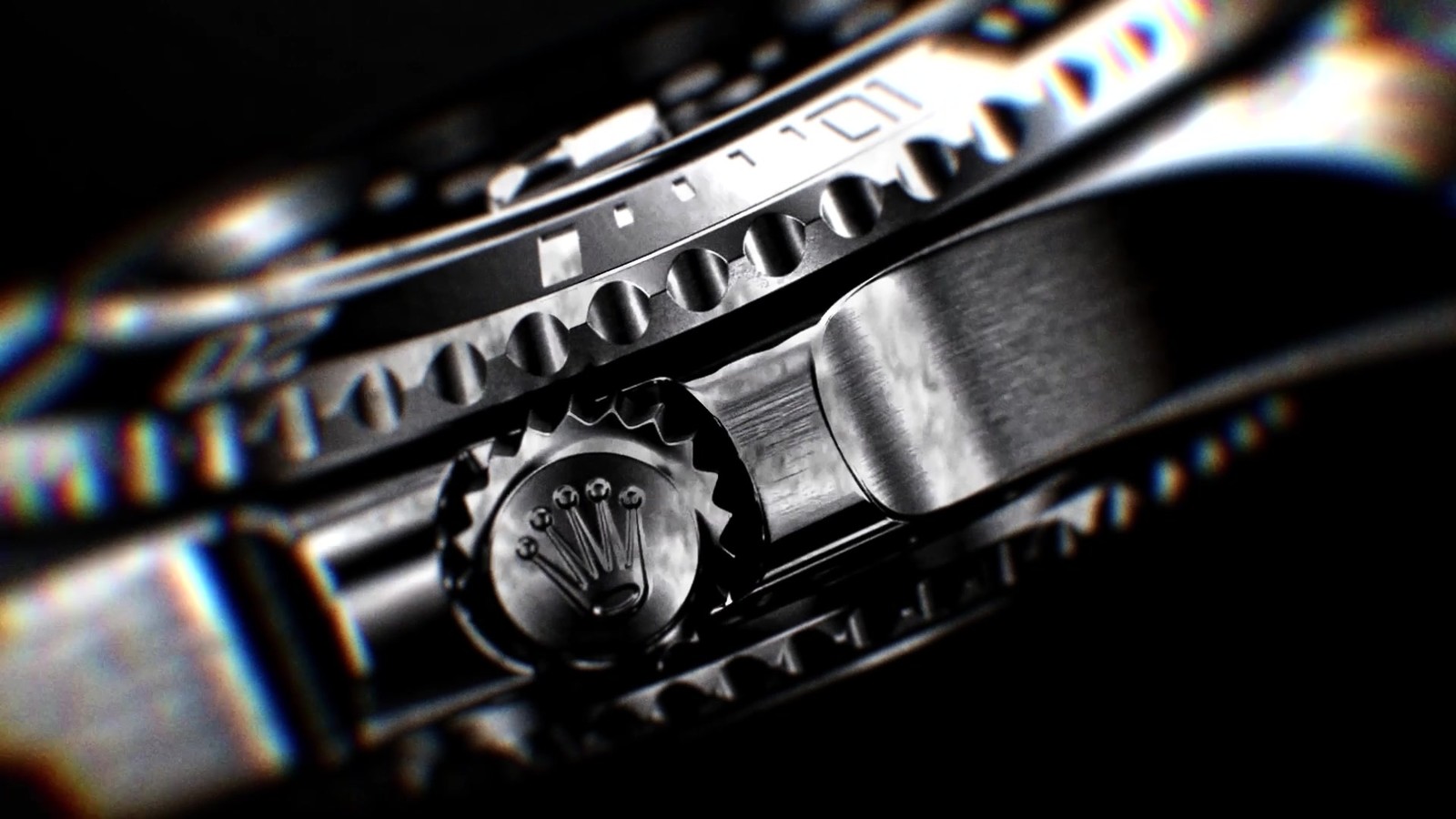 Plan 04 du film Rolex : macro de la couronne vissée et du bracelet en acier brossé